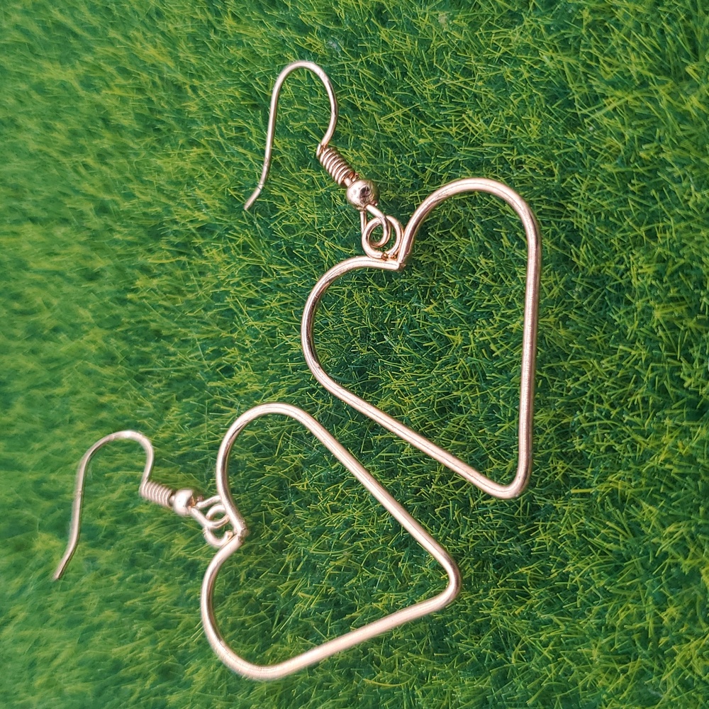 Elegant Gold Tone Openwork Heart Earrings E913 - Picture 2 of 3